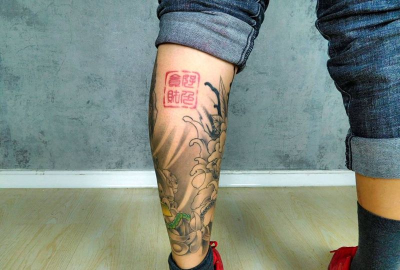 贪财好色纹身图片_腿部新传统纹身图案