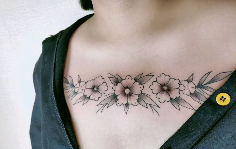 素花纹身图片_胸部点刺纹身图案