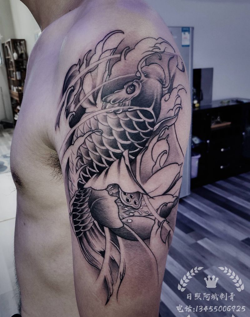 鲤鱼纹身图片_手臂新传统纹身图案