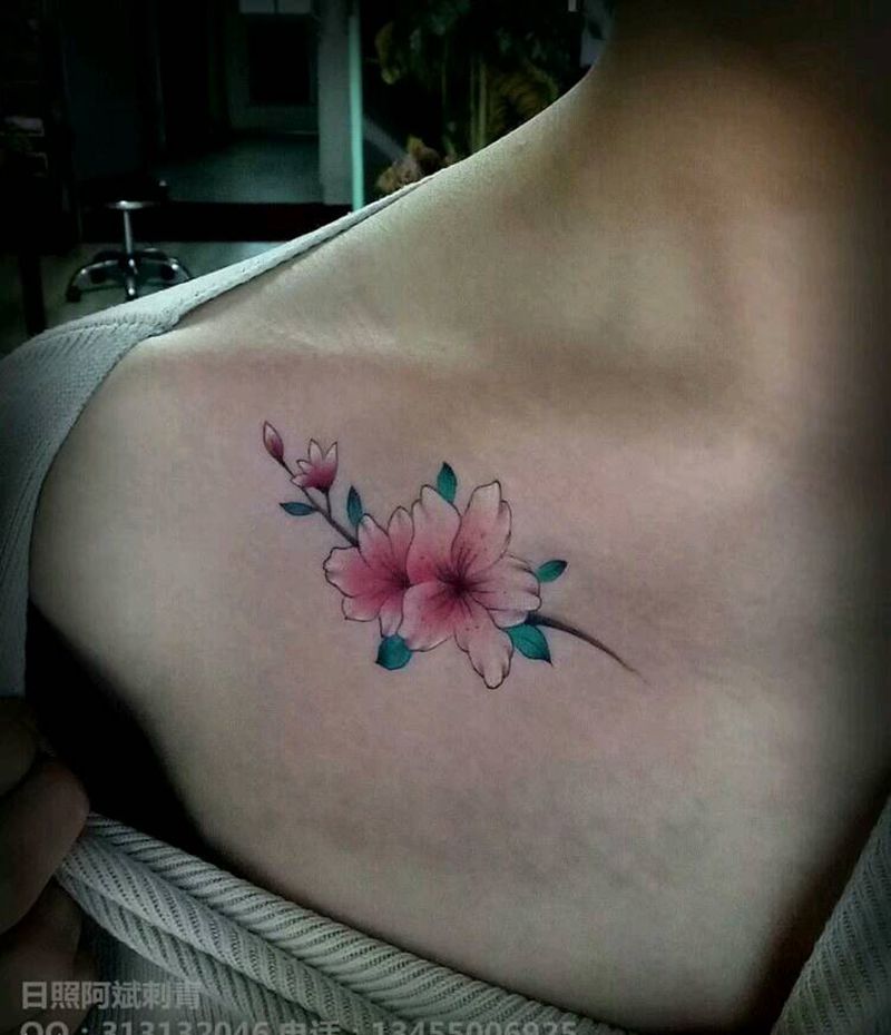 桃花纹身图片_胸部清新植物纹身图案