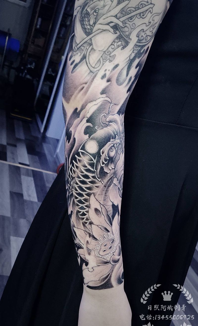 鲤鱼纹身图片_手臂新传统纹身图案