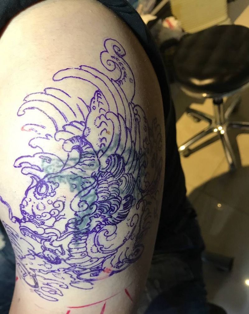 遮盖滴血狗头。纹身图片