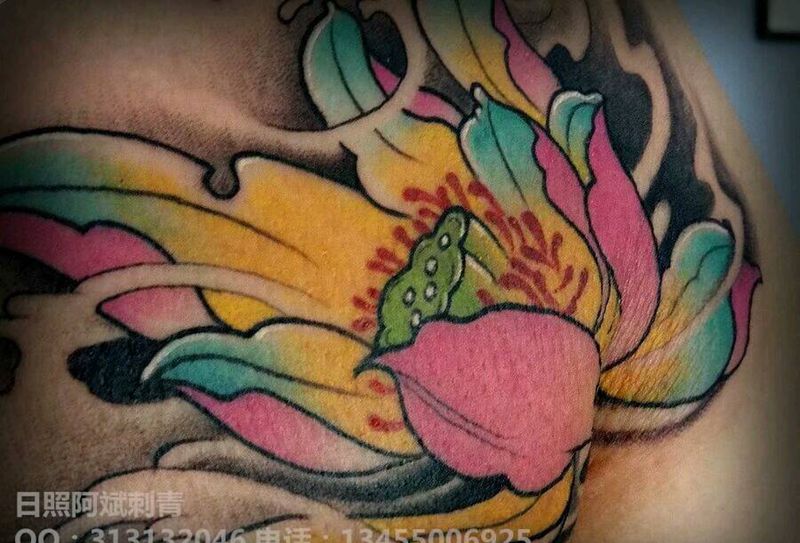 荷花纹身图片_背部传统清新植物成品纹身图案