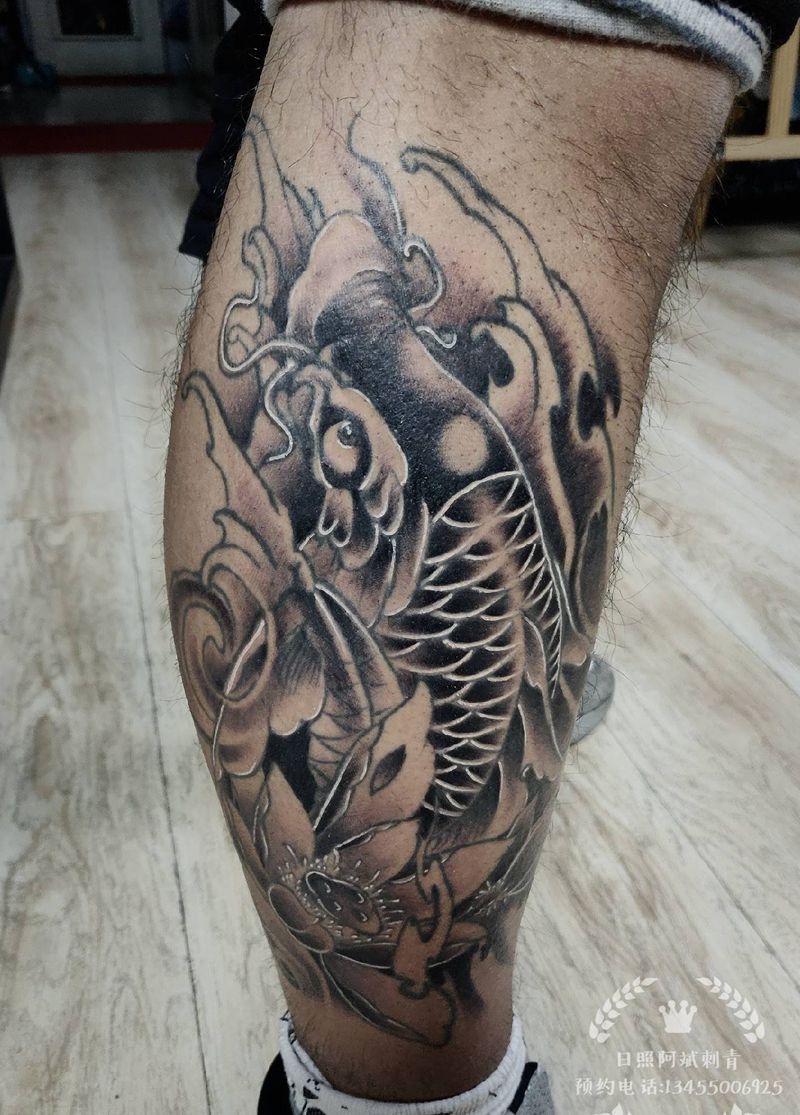 鲤鱼纹身图片_腿部新传统纹身图案