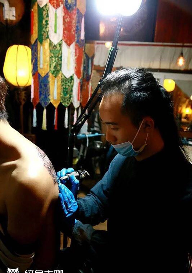 给退伍老兵设计的，父母的名字与他们生肖守护神纹身图片