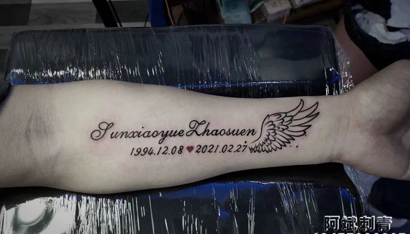 英文+翅膀纹身图片_手臂花体字新传统纹身图案