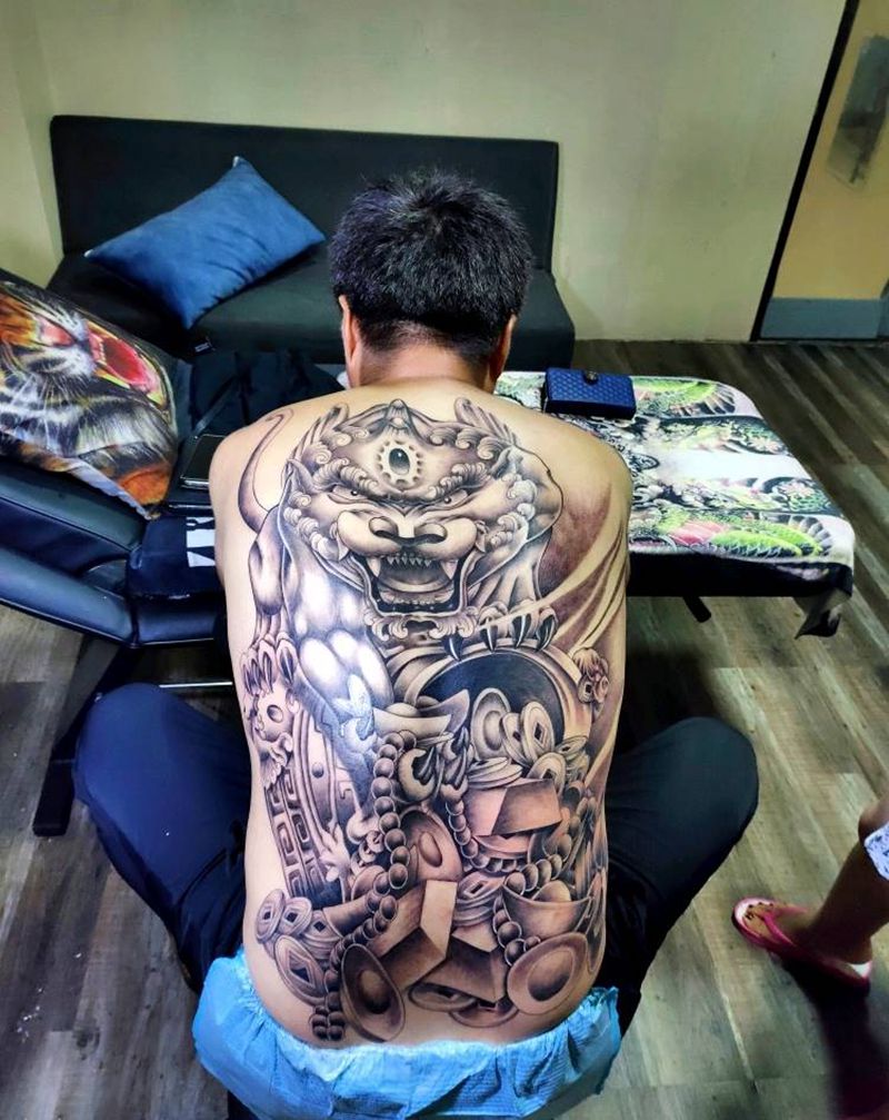 貔貅纹身图片_背部欧美写实纹身图案