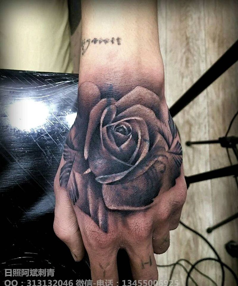 玫瑰花纹身图片_手部欧美写实新传统花纹身图案