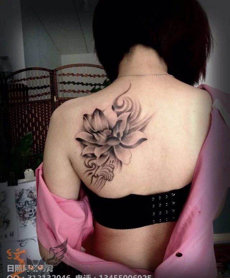 荷花纹身图片_肩部成品传统植物纹身图案