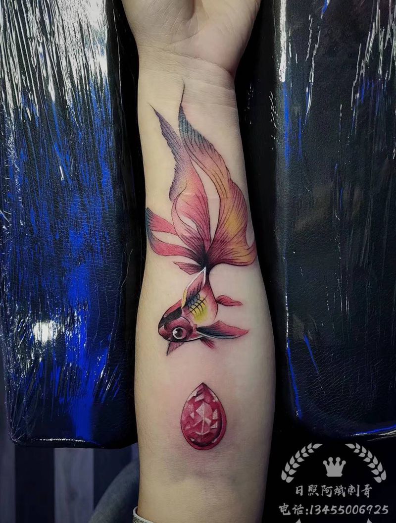 鱼纹身图片_手臂新传统纹身图案