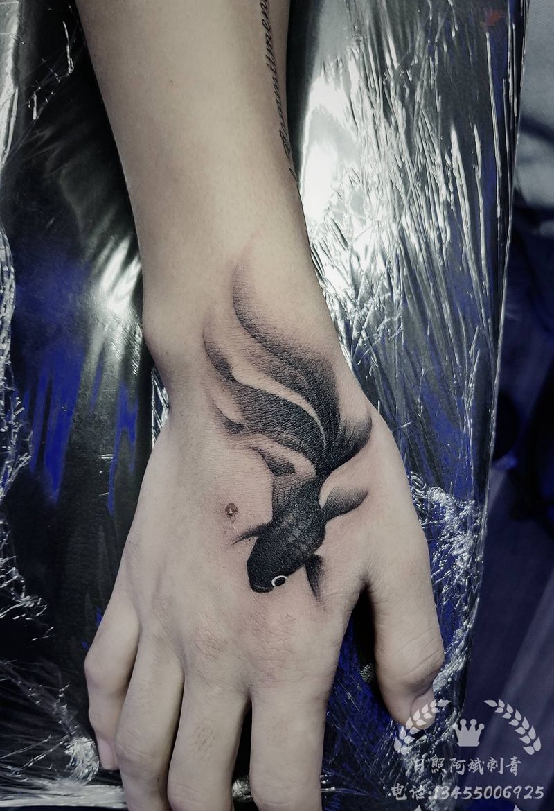 金鱼纹身图片_手部新传统纹身图案