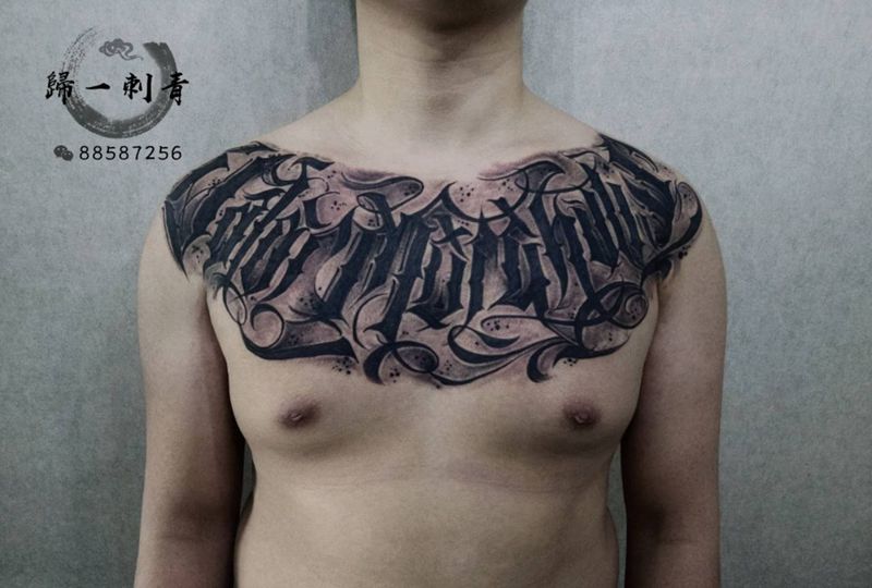 花胸纹身图片_胸部花体字纹身图案