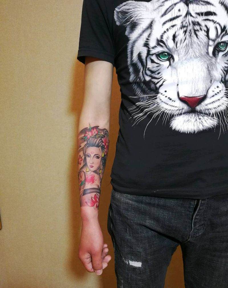 小臂美女纹身图片