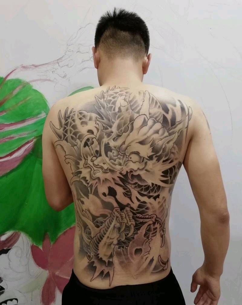 满背龙纹身图片