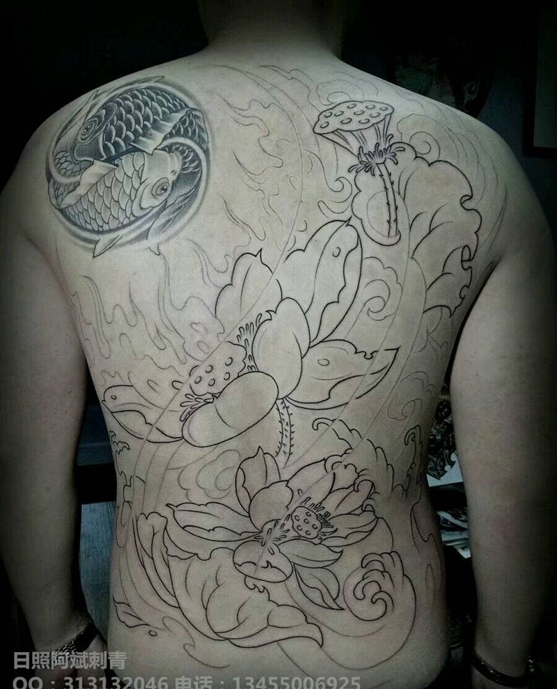 荷花纹身图片_背部传统植物纹身图案