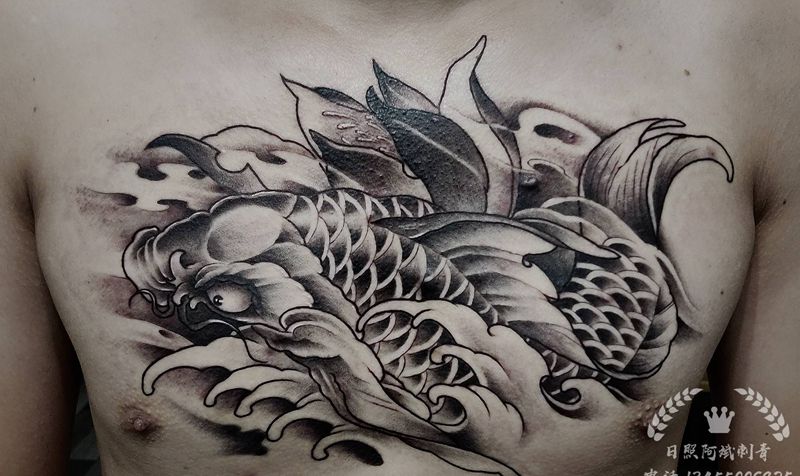 鲤鱼纹身图片_胸部新传统纹身图案