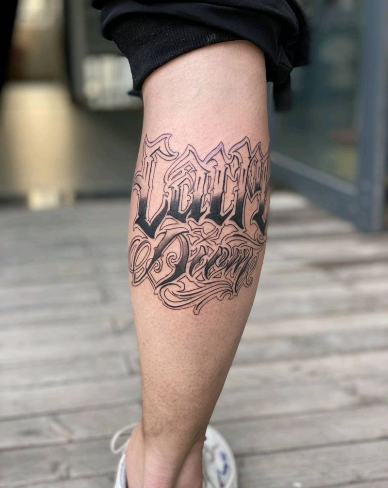 Carpe diem(及时行乐纹身图片_腿部花体字纹身图案