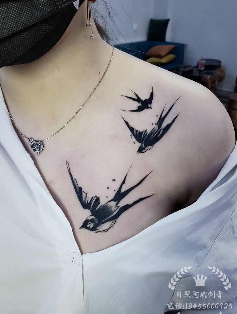 燕子纹身图片_胸部新传统纹身图案