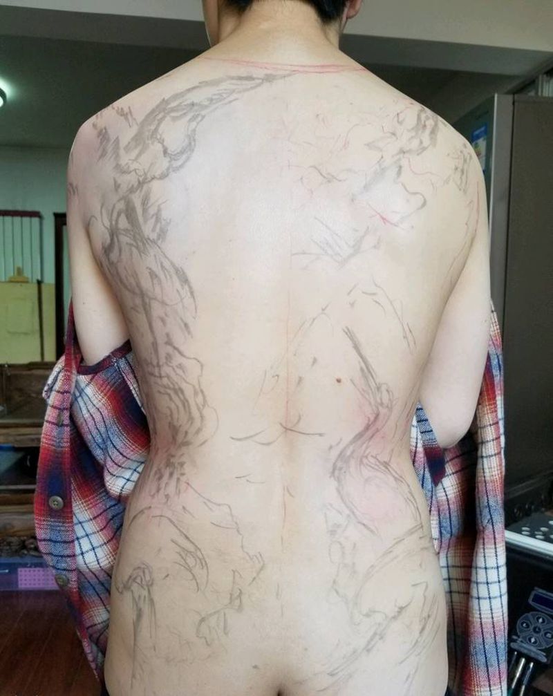 满背鹤纹身图片