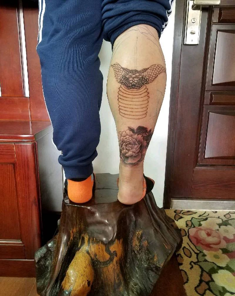 富貴蛇纹身图片_腿部欧美写实纹身图案