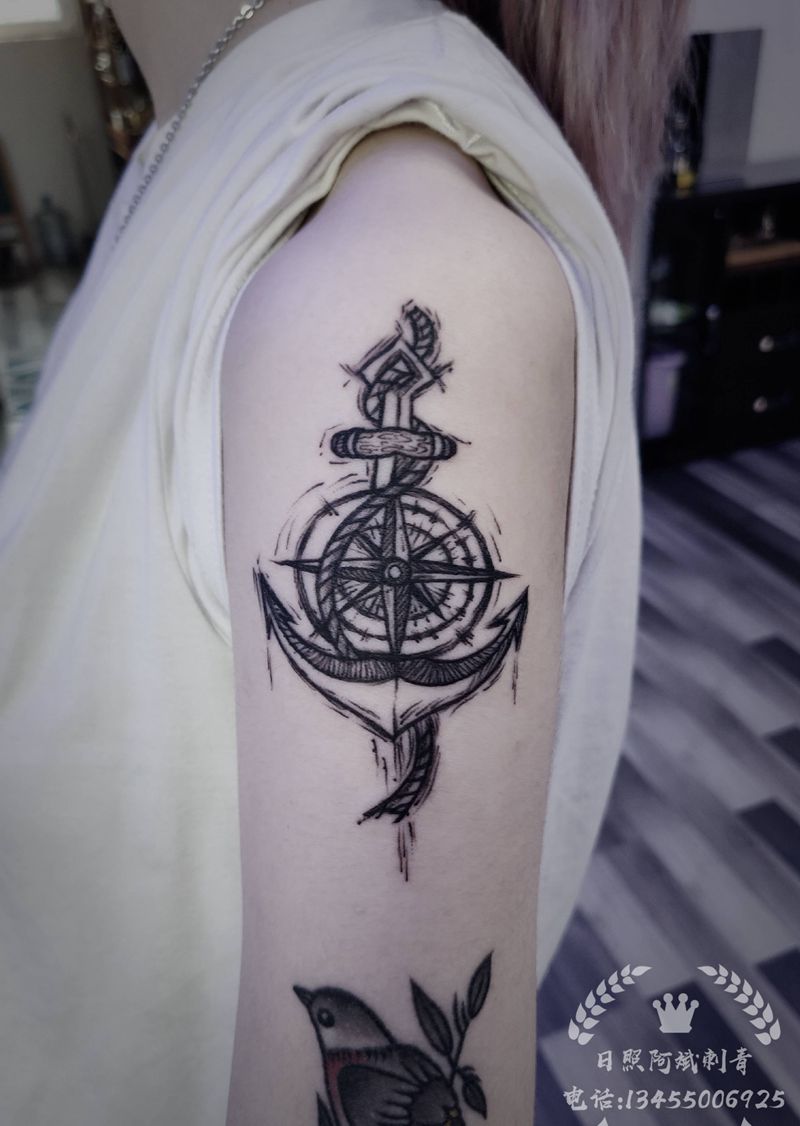 船锚与指南针纹身图片_手臂新传统纹身图案