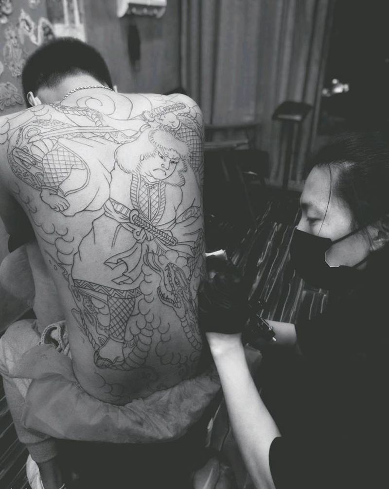 日常随拍纹身图片_背部老传统纹身图案