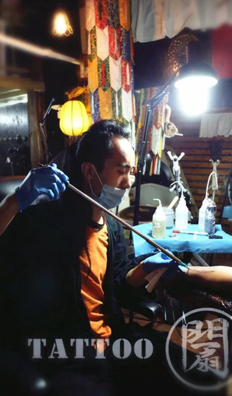 寓意着健康 顺利 平安 招财 人缘的五条经文纹身图片