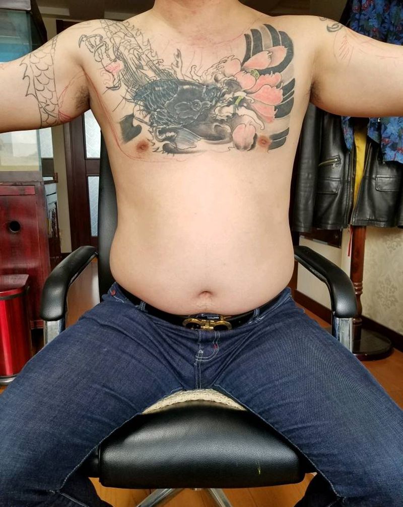 准备修改遮盖纹身图片