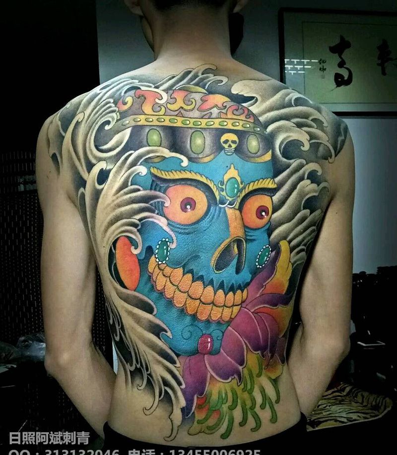 嘎巴拉纹身图片_背部传统鬼神纹身图案