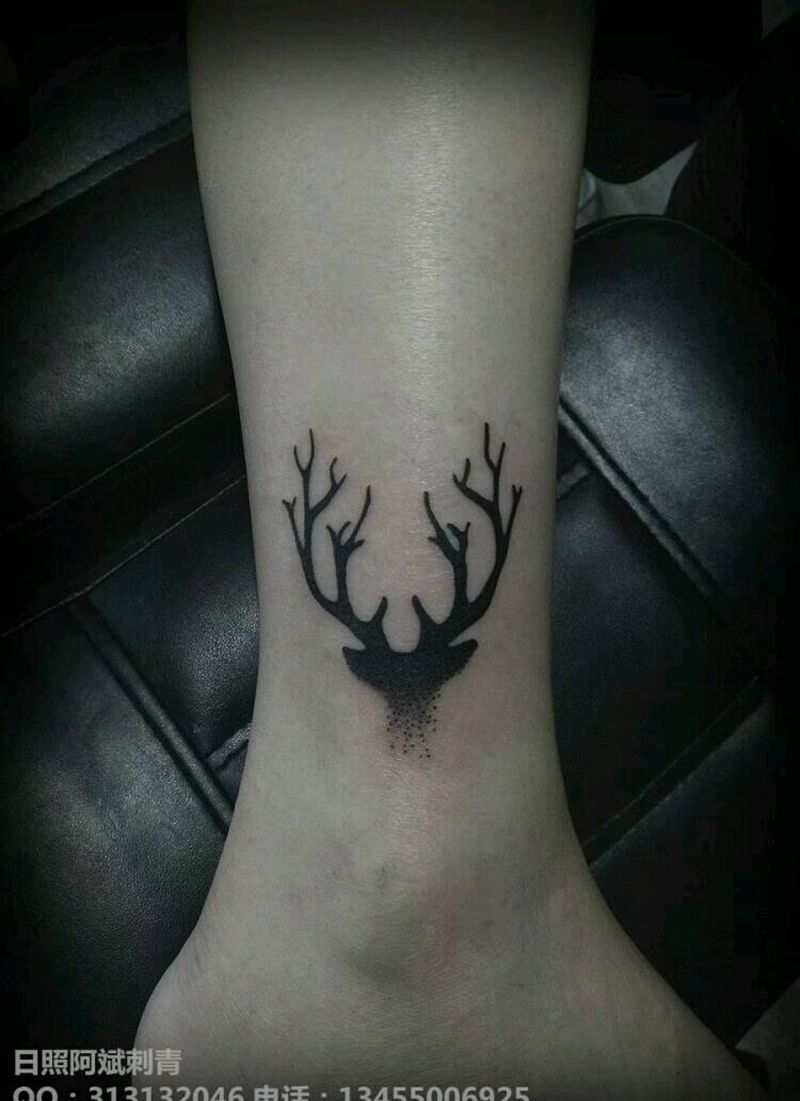 图腾鹿纹身图片_腿部清新动物成品纹身图案