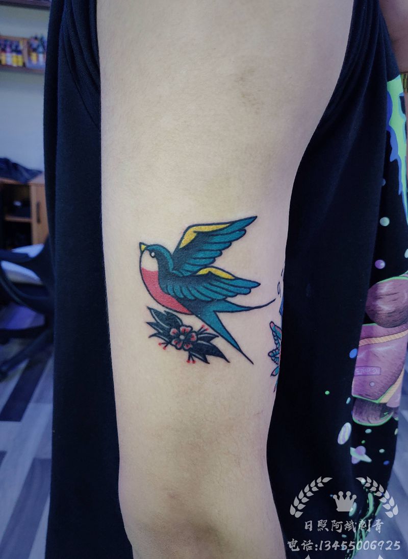 燕子纹身图片_手臂Old School纹身图案