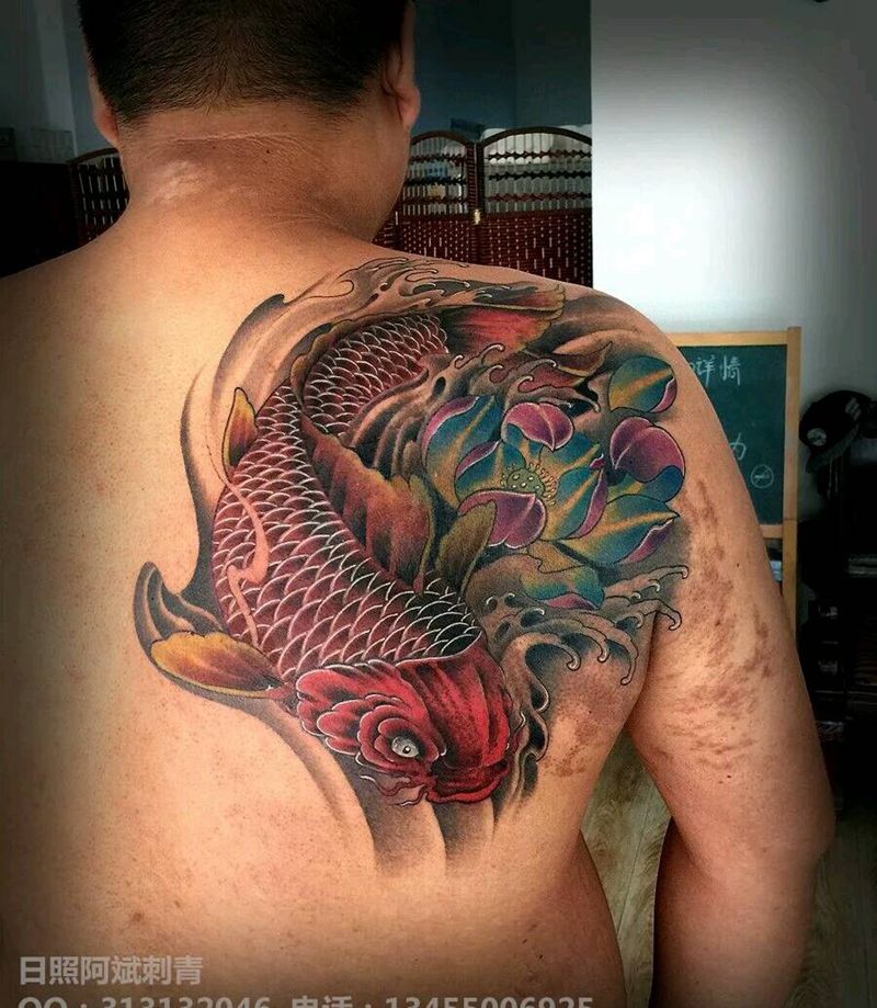 鲤鱼纹身图片_背部传统动物纹身图案