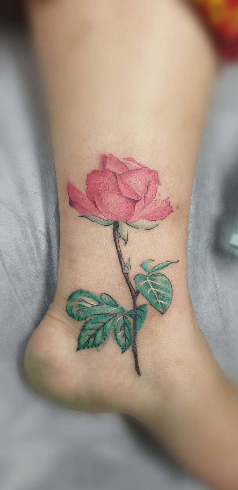 遮盖纹身图片_腿部水彩纹身图案