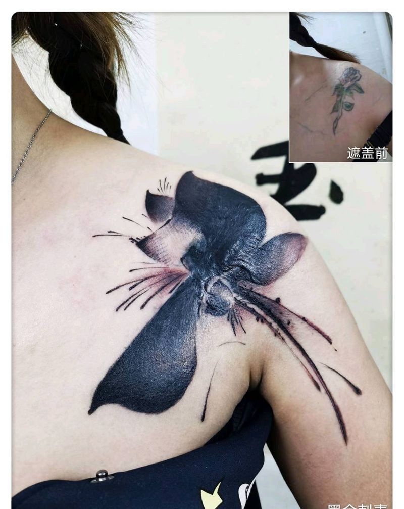 墨荷纹身图片_肩部手臂水墨纹身图案
