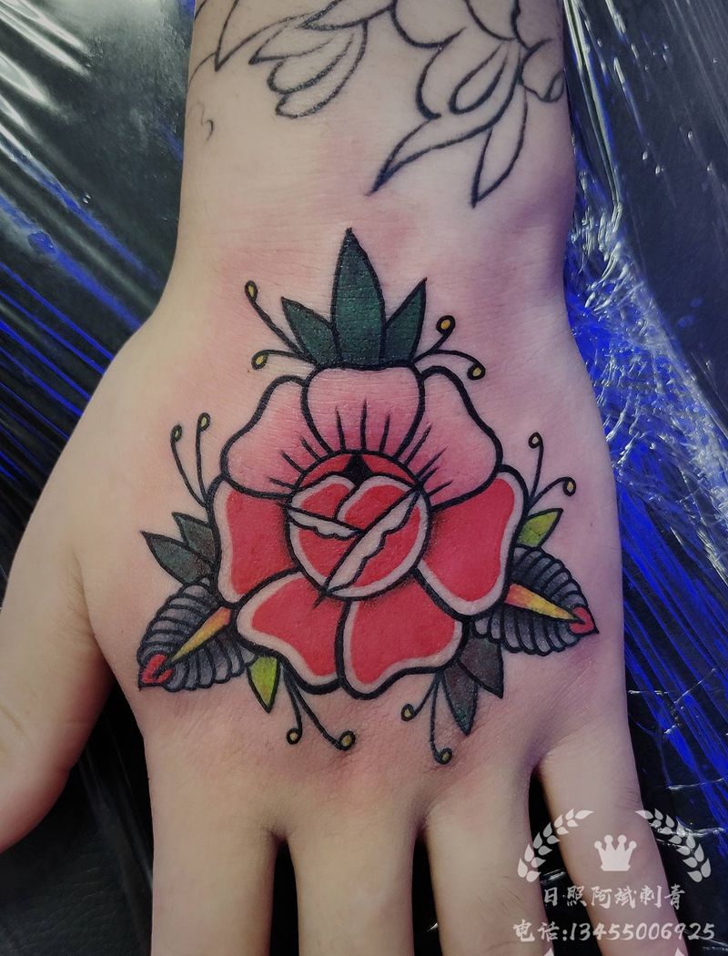 花纹身图片_手部Old School纹身图案