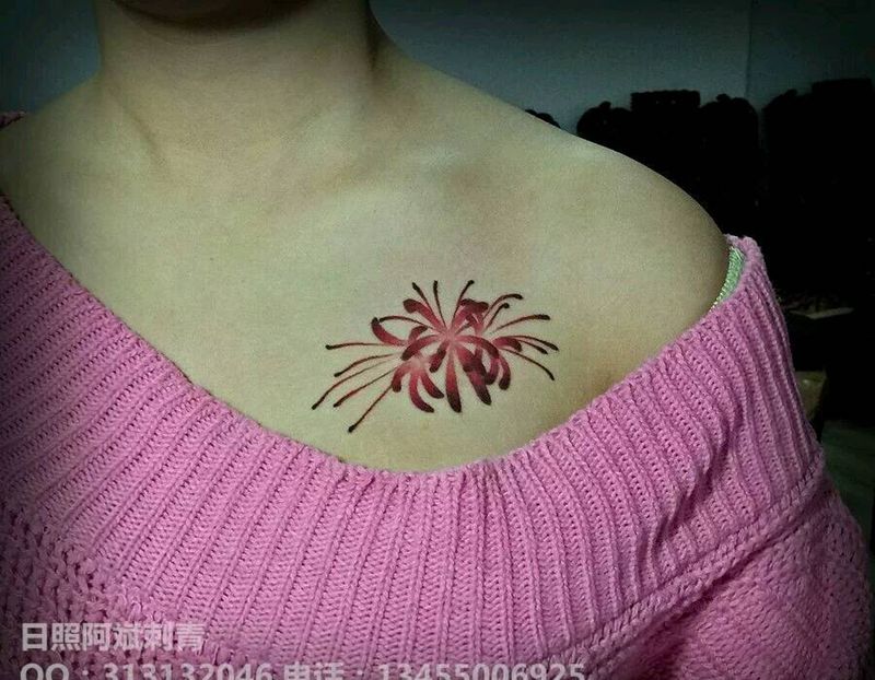 彼岸花纹身图片_胸部清新植物纹身图案