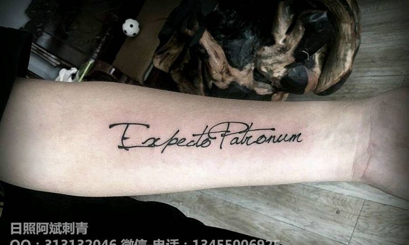 英文纹身图片_手臂花体字英文纹身图案