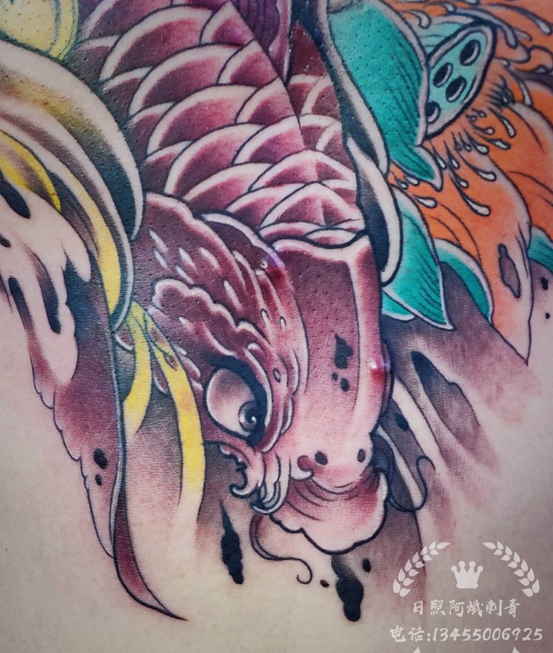 鲤鱼纹身图片_胸部新传统纹身图案