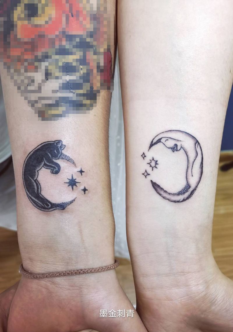 月亮猫纹身图片_手臂点刺New School纹身图案