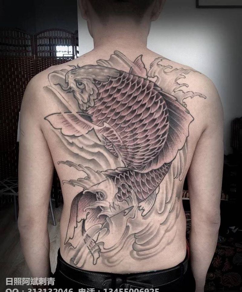 鲤鱼纹身图片_成品背部传统动物纹身图案