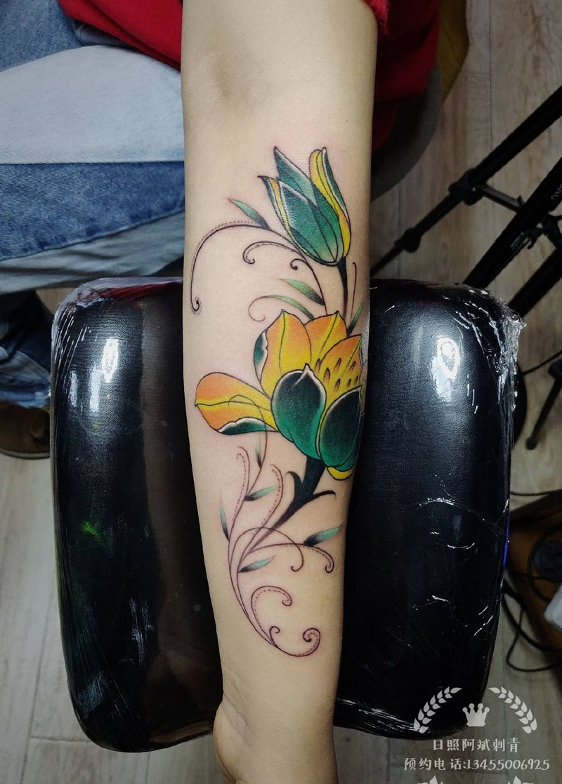 荷花纹身图片_手臂新传统纹身图案