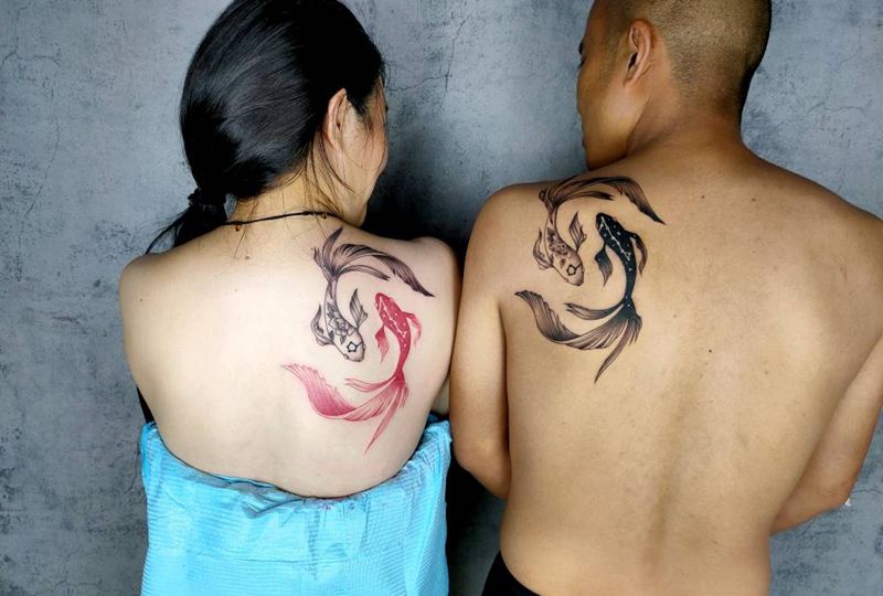 阴阳鱼纹身图片_背部水彩纹身图案