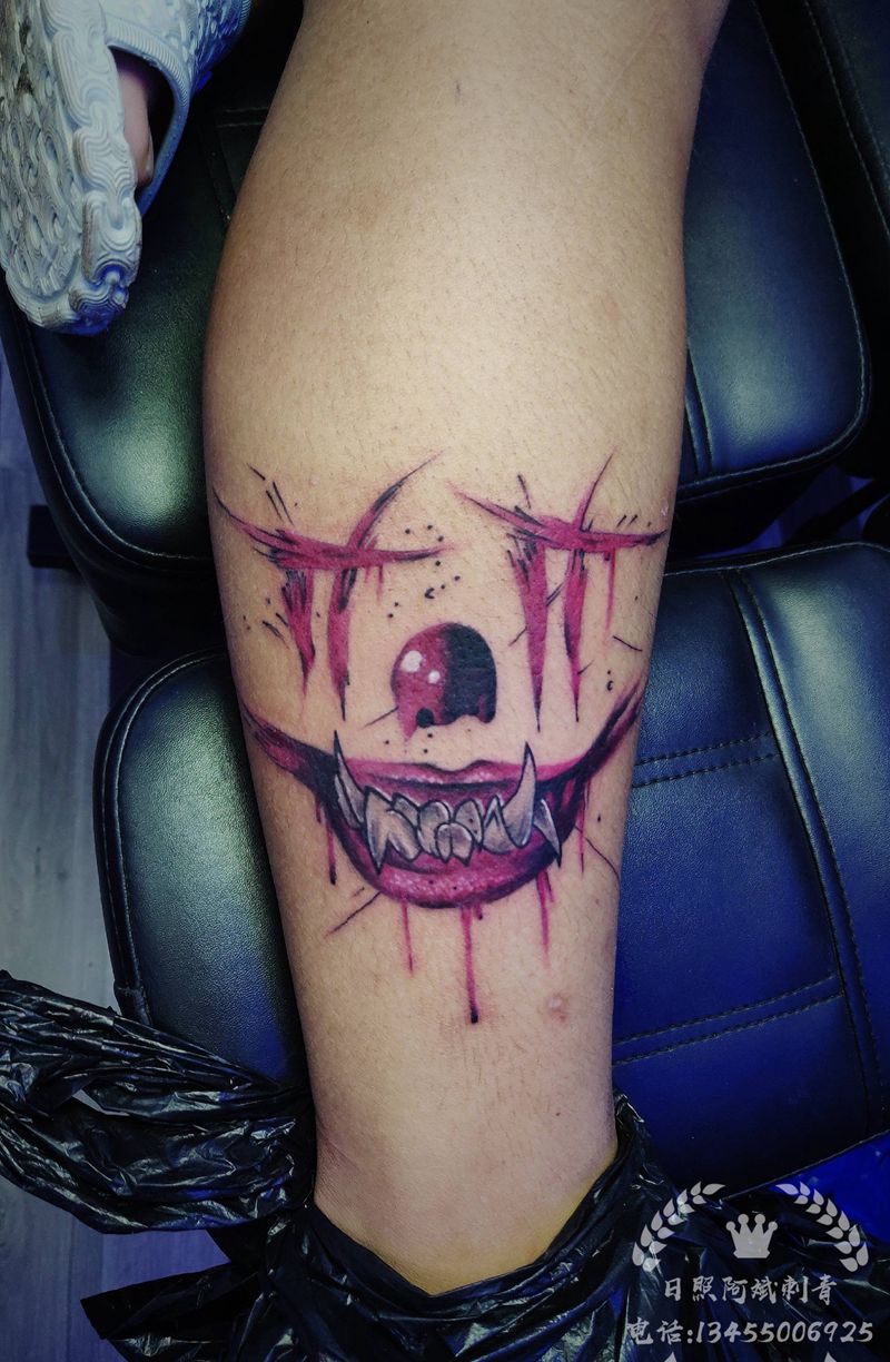 小丑纹身图片_腿部新传统纹身图案