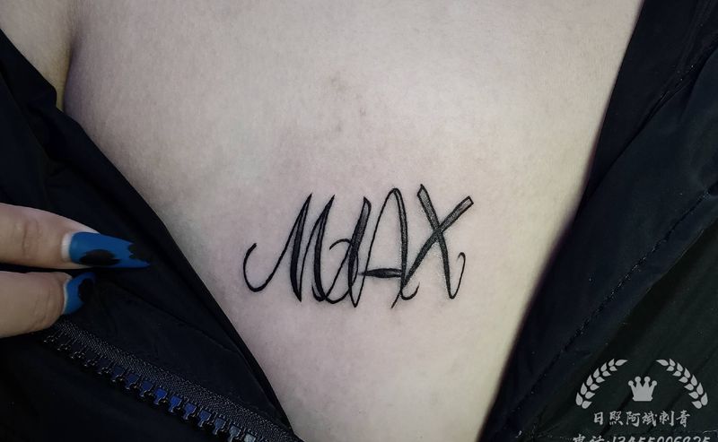字母纹身图片_胸部花体字纹身图案