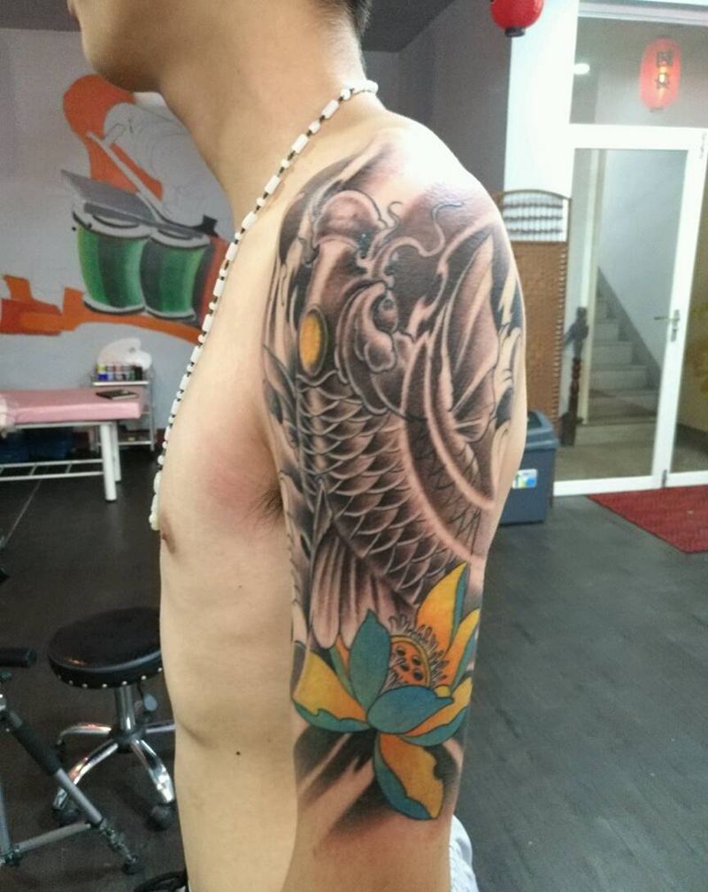 大臂鲤鱼纹身图片