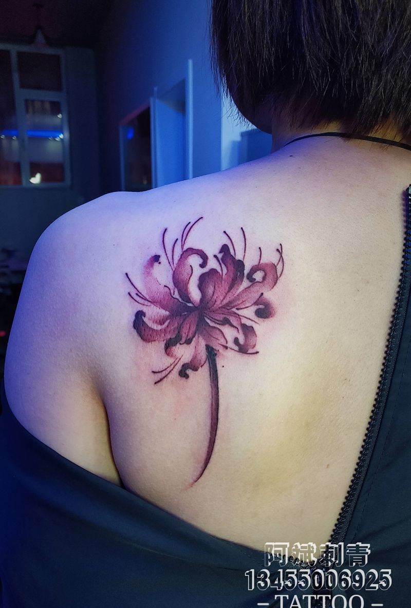 彼岸花纹身图片_肩部新传统纹身图案