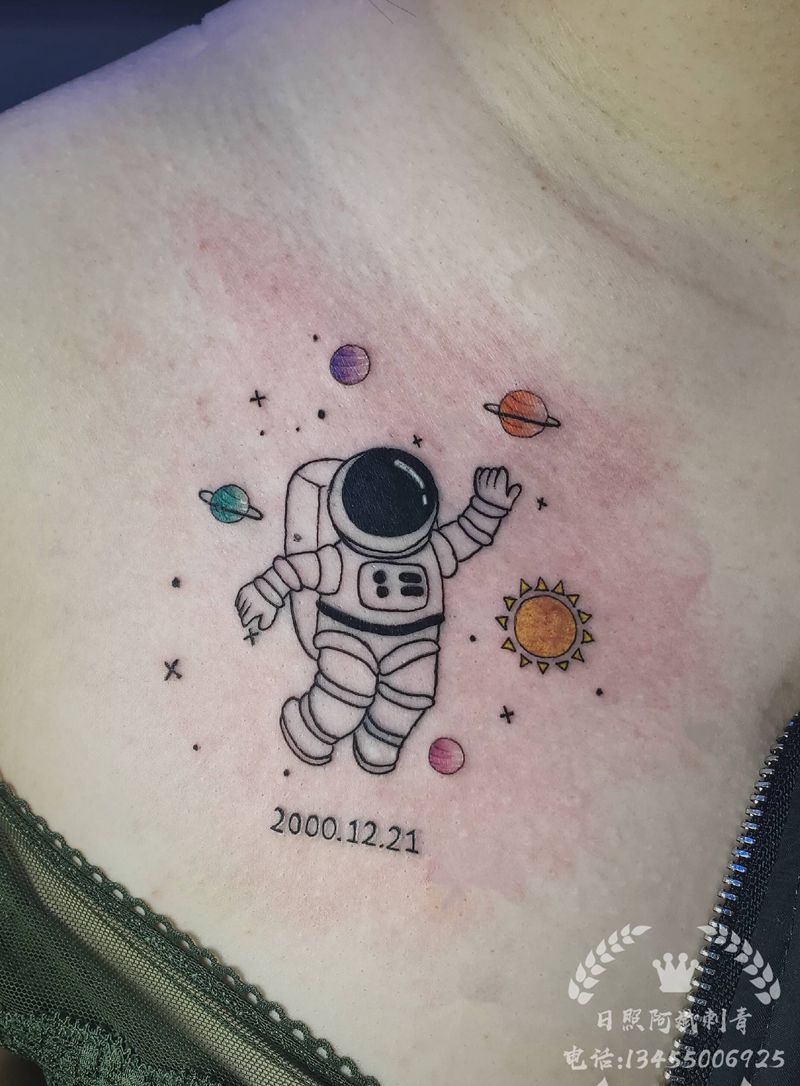 宇航员纹身图片_胸部新传统纹身图案