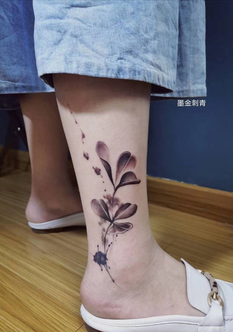 三叶草☘️纹身图片_腿部水墨纹身图案