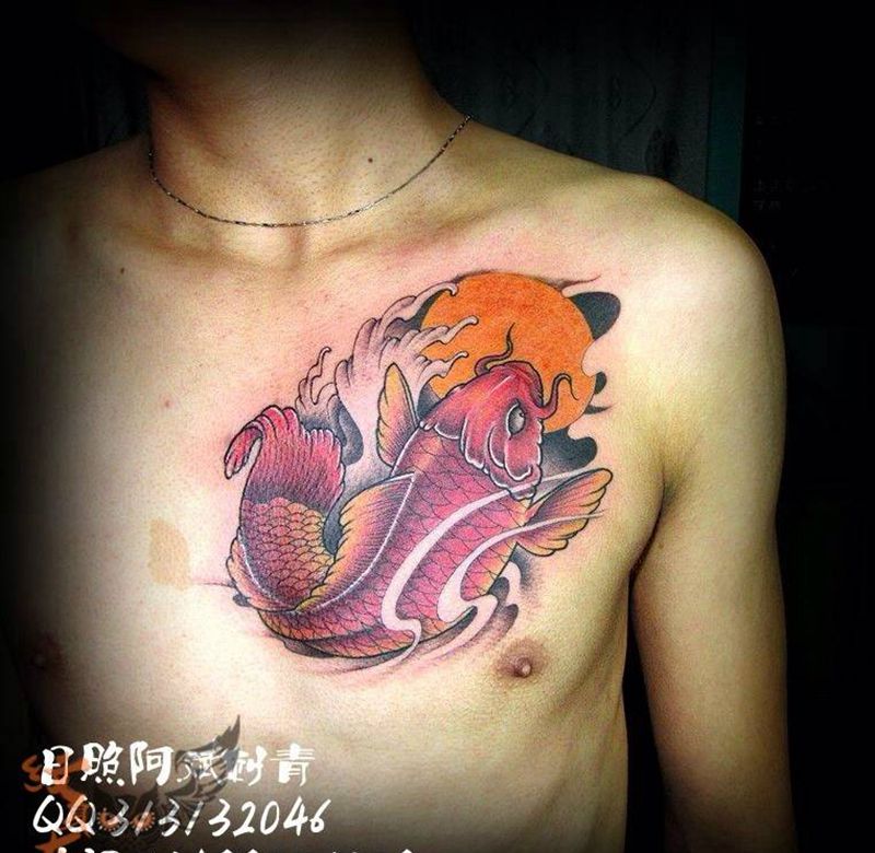 鲤鱼纹身图片_胸部传统动物纹身图案