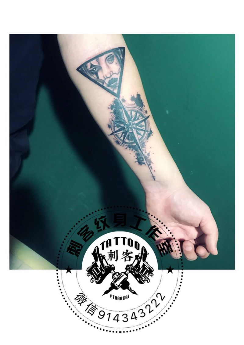 泼墨指南针与美女纹身图片_手臂纹身图案